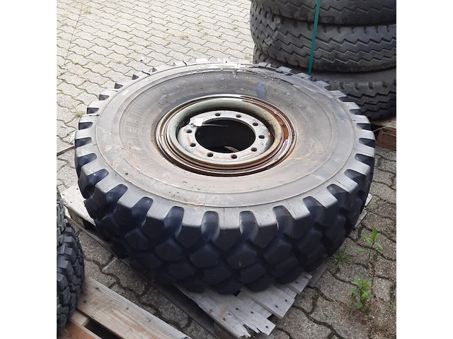 Partij diverse auto en vrachtwagenbanden, o.a continental, goodyear, o.a g186 - afbeelding 21 van  53