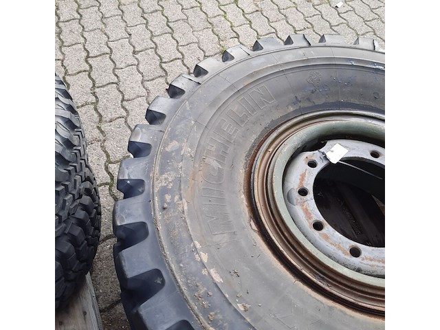 Partij diverse auto en vrachtwagenbanden, o.a continental, goodyear, o.a g186 - afbeelding 22 van  53