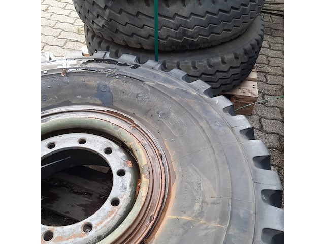 Partij diverse auto en vrachtwagenbanden, o.a continental, goodyear, o.a g186 - afbeelding 24 van  53