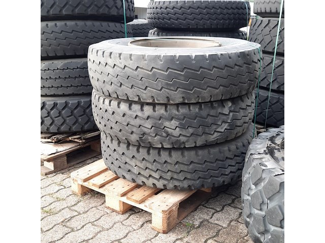 Partij diverse auto en vrachtwagenbanden, o.a continental, goodyear, o.a g186 - afbeelding 25 van  53