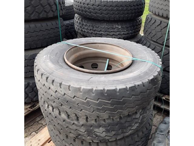 Partij diverse auto en vrachtwagenbanden, o.a continental, goodyear, o.a g186 - afbeelding 26 van  53