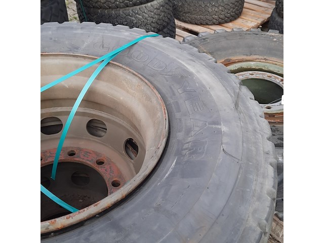 Partij diverse auto en vrachtwagenbanden, o.a continental, goodyear, o.a g186 - afbeelding 28 van  53
