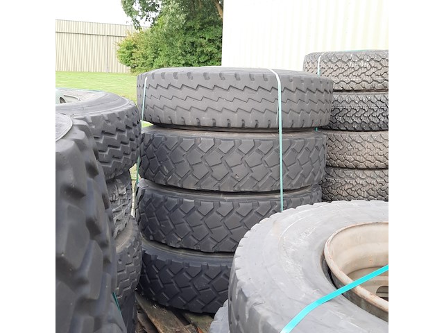 Partij diverse auto en vrachtwagenbanden, o.a continental, goodyear, o.a g186 - afbeelding 29 van  53