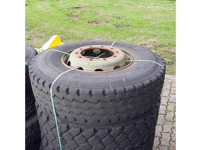 Partij diverse auto en vrachtwagenbanden, o.a continental, goodyear, o.a g186 - afbeelding 30 van  53