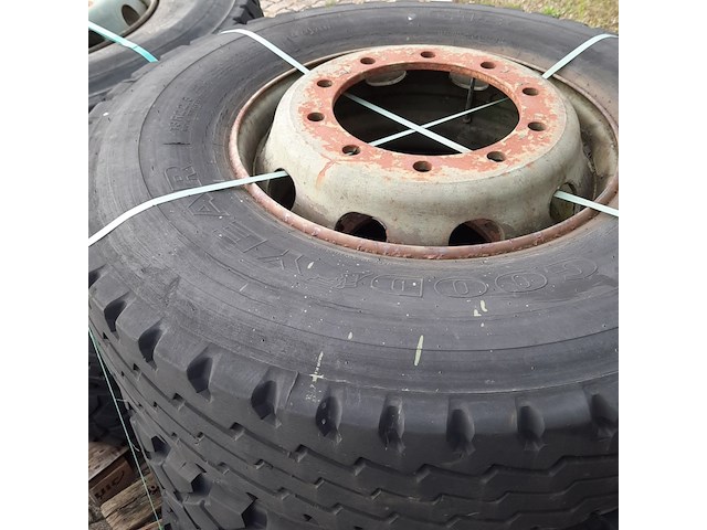 Partij diverse auto en vrachtwagenbanden, o.a continental, goodyear, o.a g186 - afbeelding 31 van  53