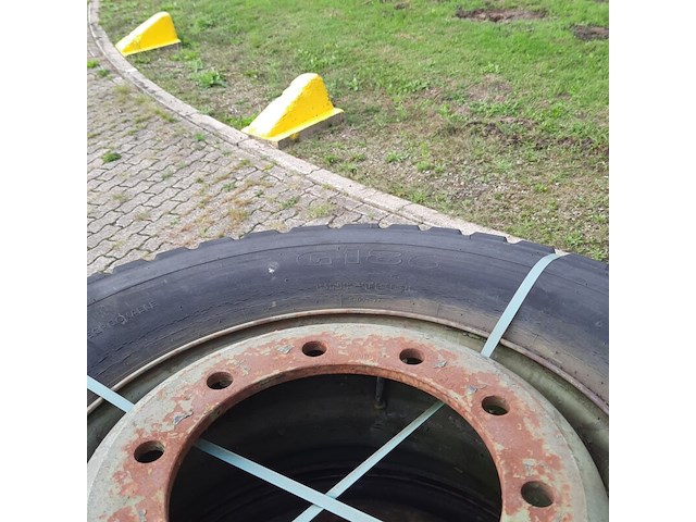 Partij diverse auto en vrachtwagenbanden, o.a continental, goodyear, o.a g186 - afbeelding 32 van  53