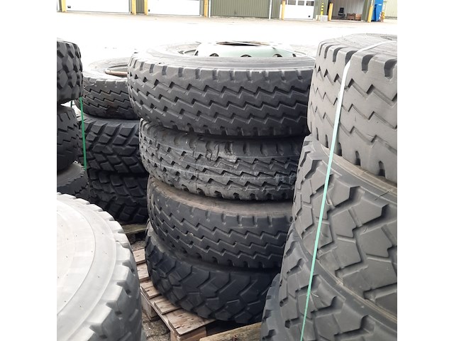 Partij diverse auto en vrachtwagenbanden, o.a continental, goodyear, o.a g186 - afbeelding 33 van  53