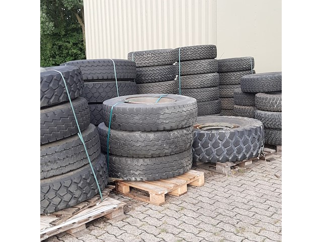 Partij diverse auto en vrachtwagenbanden, o.a continental, goodyear, o.a g186 - afbeelding 23 van  53