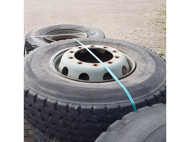 Partij diverse auto en vrachtwagenbanden, o.a continental, goodyear, o.a g186 - afbeelding 35 van  53