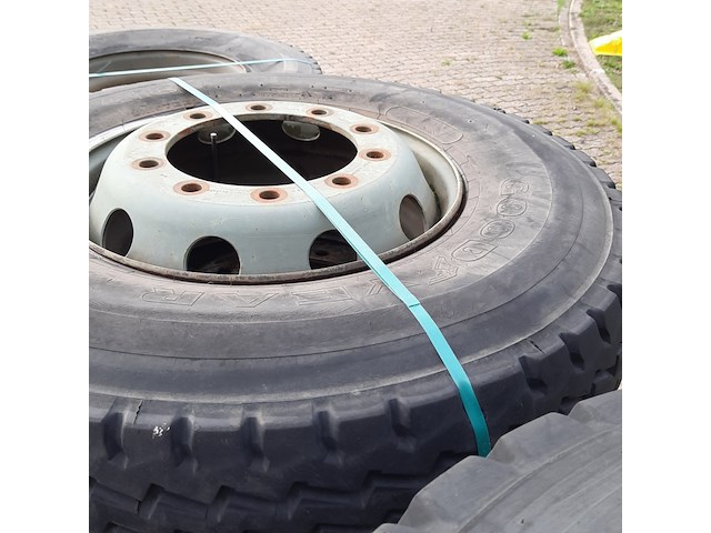 Partij diverse auto en vrachtwagenbanden, o.a continental, goodyear, o.a g186 - afbeelding 36 van  53