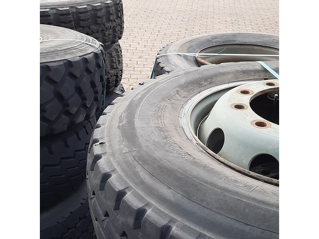 Partij diverse auto en vrachtwagenbanden, o.a continental, goodyear, o.a g186 - afbeelding 37 van  53