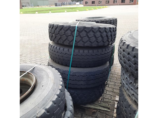 Partij diverse auto en vrachtwagenbanden, o.a continental, goodyear, o.a g186 - afbeelding 38 van  53
