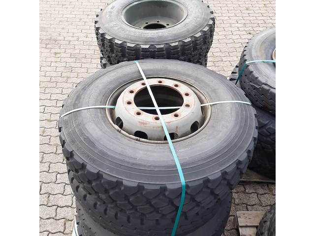 Partij diverse auto en vrachtwagenbanden, o.a continental, goodyear, o.a g186 - afbeelding 39 van  53