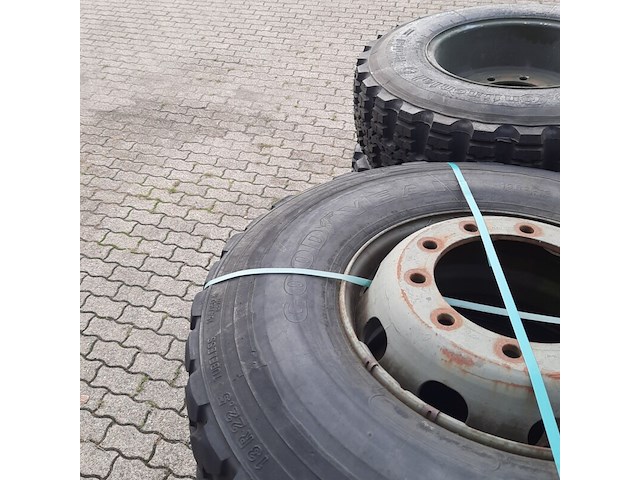 Partij diverse auto en vrachtwagenbanden, o.a continental, goodyear, o.a g186 - afbeelding 40 van  53