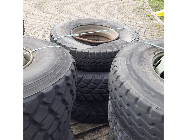 Partij diverse auto en vrachtwagenbanden, o.a continental, goodyear, o.a g186 - afbeelding 42 van  53