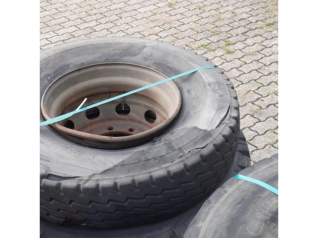 Partij diverse auto en vrachtwagenbanden, o.a continental, goodyear, o.a g186 - afbeelding 43 van  53