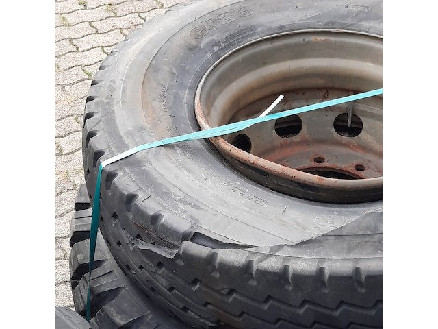 Partij diverse auto en vrachtwagenbanden, o.a continental, goodyear, o.a g186 - afbeelding 44 van  53