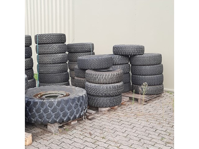 Partij diverse auto en vrachtwagenbanden, o.a continental, goodyear, o.a g186 - afbeelding 34 van  53