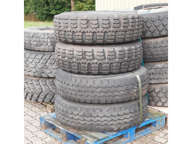 Partij diverse auto en vrachtwagenbanden, o.a continental, goodyear, o.a g186 - afbeelding 46 van  53