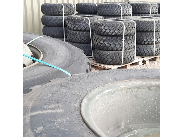 Partij diverse auto en vrachtwagenbanden, o.a continental, goodyear, o.a g186 - afbeelding 48 van  53