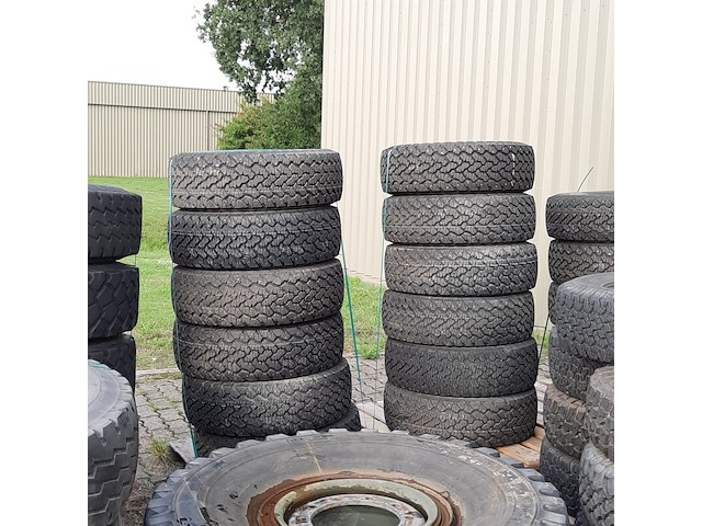 Partij diverse auto en vrachtwagenbanden, o.a continental, goodyear, o.a g186 - afbeelding 45 van  53