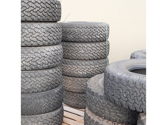 Partij diverse auto en vrachtwagenbanden, o.a continental, goodyear, o.a g186 - afbeelding 52 van  53