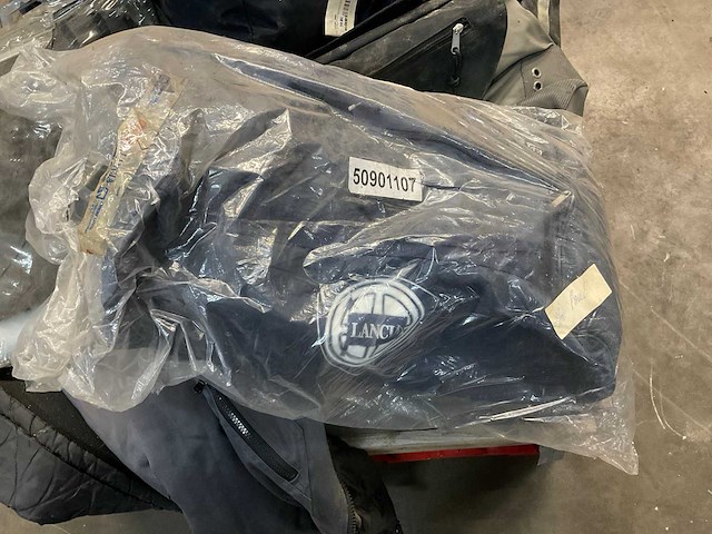 Partij diverse auto hoezen, jassen, tassen - afbeelding 5 van  5