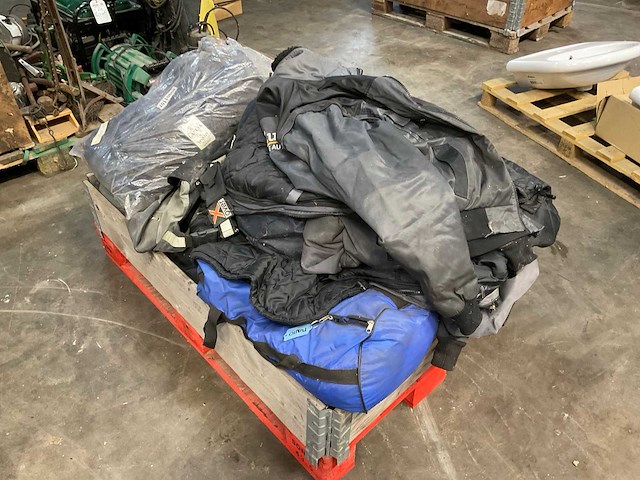 Partij diverse auto hoezen, jassen, tassen - afbeelding 1 van  5