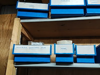 Partij diverse auto onderdelen in bakjes - afbeelding 12 van  15