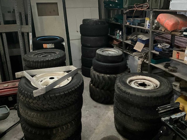 Partij diverse autobanden o.a. jeep nekaf/willy - afbeelding 1 van  9
