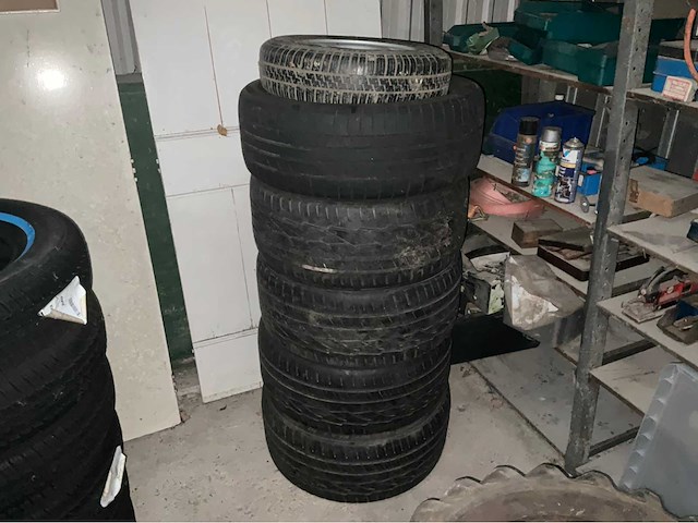 Partij diverse autobanden o.a. jeep nekaf/willy - afbeelding 6 van  9