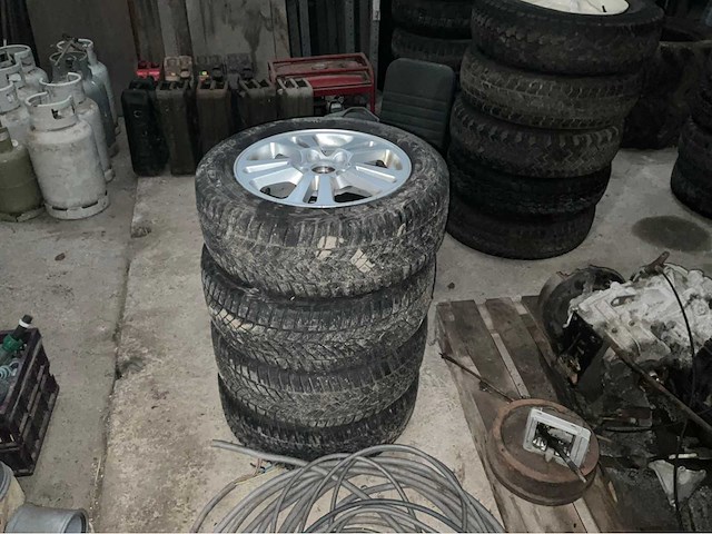 Partij diverse autobanden o.a. jeep nekaf/willy - afbeelding 8 van  9