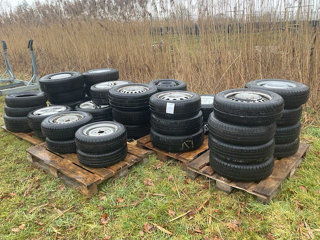 Partij diverse autobanden - afbeelding 1 van  5