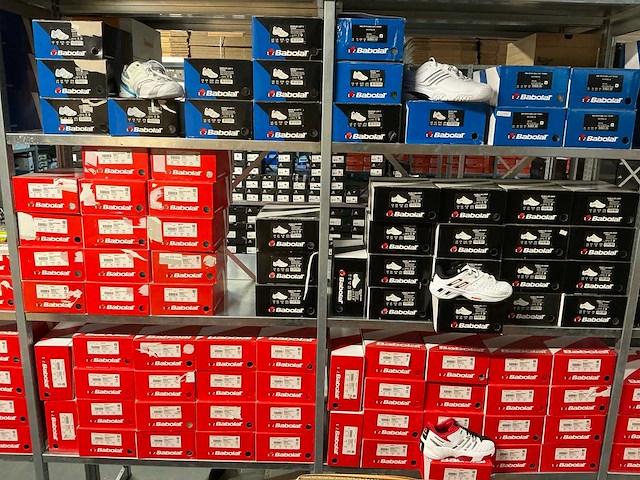 Partij diverse babolat tennis/padelschoenen (138x) - afbeelding 1 van  36