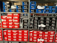 Partij diverse babolat tennis/padelschoenen (138x) - afbeelding 1 van  36