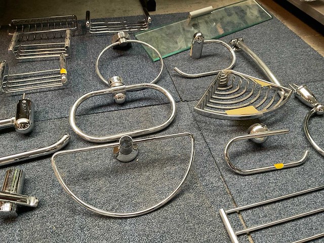 Partij diverse badkamer en toilet accessoires - afbeelding 3 van  6