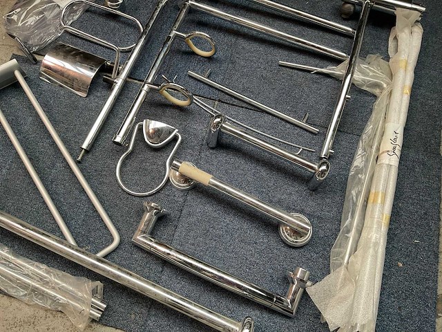 Partij diverse badkamer en toilet accessoires - afbeelding 3 van  3