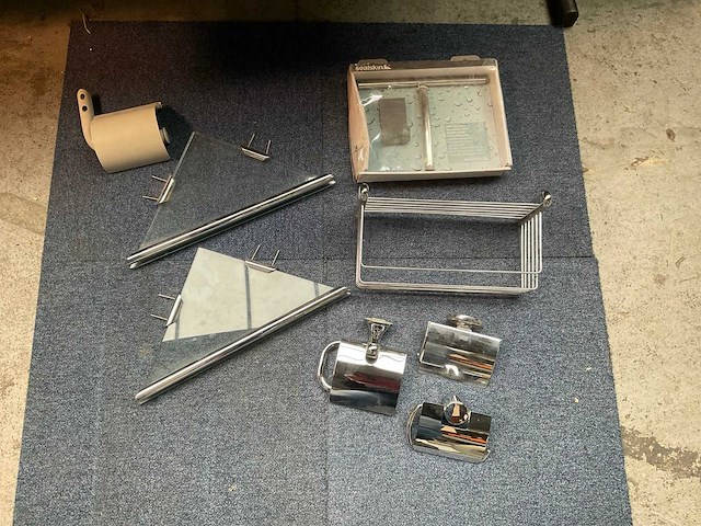 Partij diverse badkamer en toilet accessoires - afbeelding 2 van  3