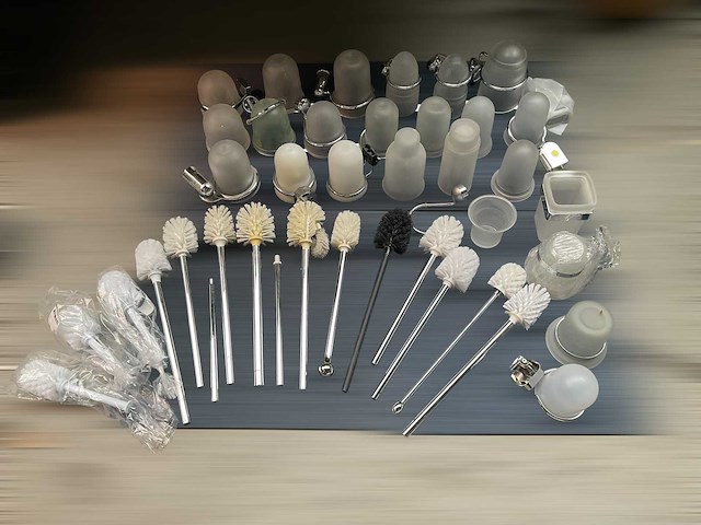 Partij diverse badkamer en toilet accessoires - afbeelding 1 van  3