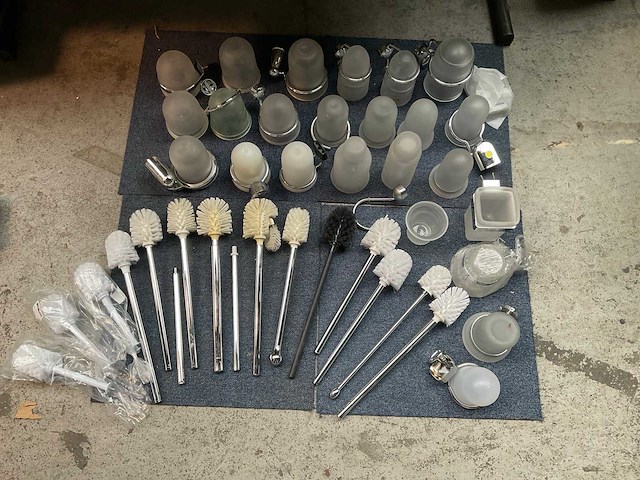 Partij diverse badkamer en toilet accessoires - afbeelding 2 van  3