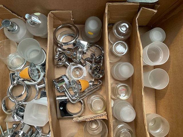 Partij diverse badkamer en toilet accessoires - afbeelding 1 van  6