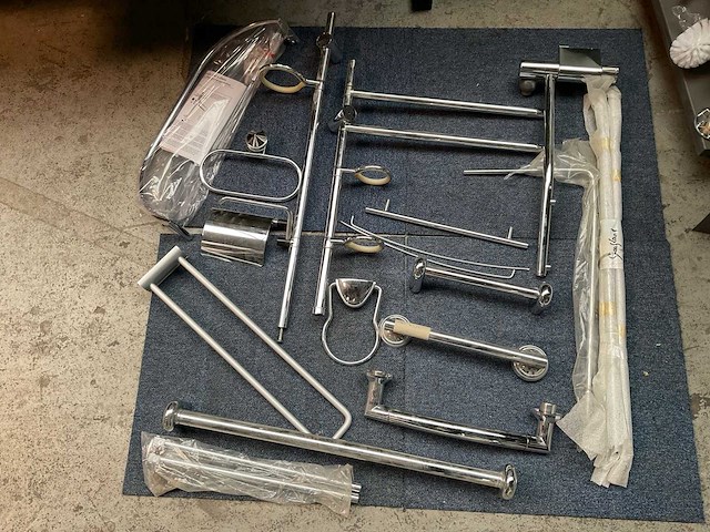 Partij diverse badkamer en toilet accessoires - afbeelding 1 van  2