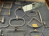 Partij diverse badkamer en toilet accessoires - afbeelding 1 van  2