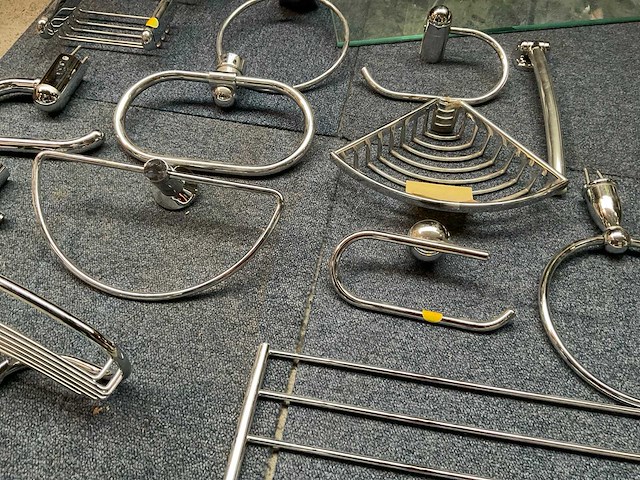 Partij diverse badkamer en toilet accessoires - afbeelding 5 van  6