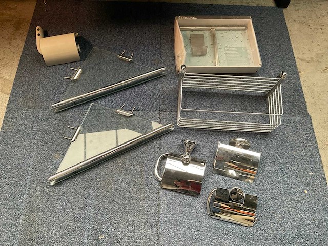 Partij diverse badkamer en toilet accessoires - afbeelding 2 van  2