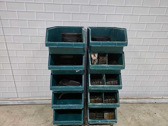 Partij diverse bakblikken en taartvormen met 10 kratten op trolly - afbeelding 1 van  5
