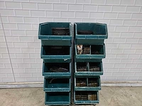 Partij diverse bakblikken en taartvormen met 10 kratten op trolly