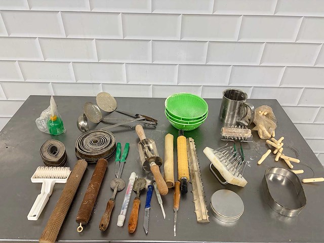 Partij diverse bakkersbenodigdheden - afbeelding 1 van  3