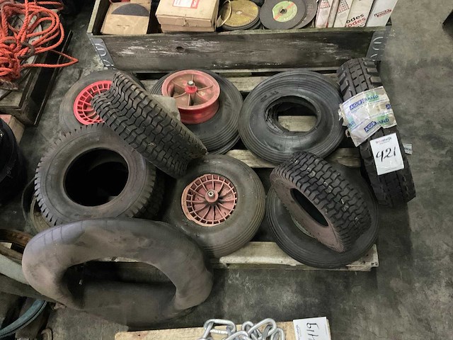 Partij diverse banden en wielen - afbeelding 1 van  2