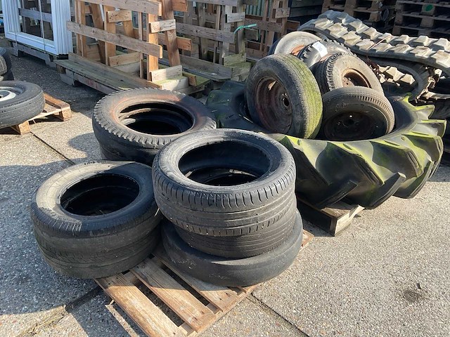 Partij diverse banden en wielen - afbeelding 1 van  3